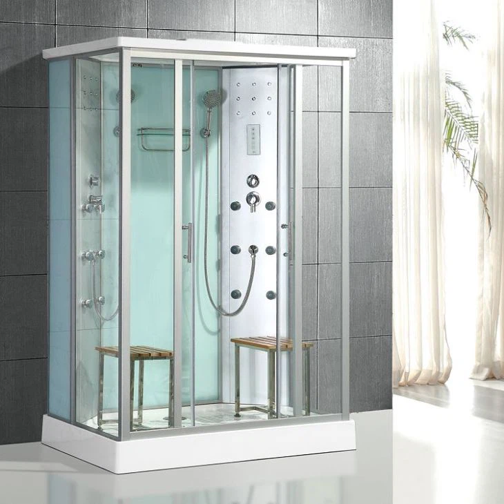 غرفة الاستحمام مع لوحة الكمبيوتر